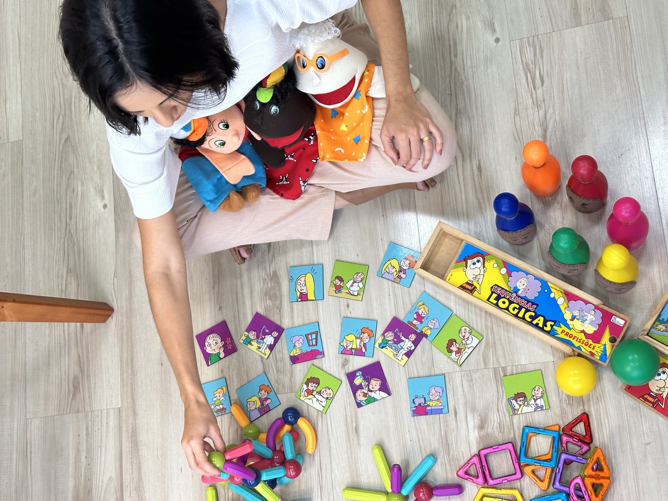 Atendimento infantil lúdico na MultiMentes, com jogos e brinquedos